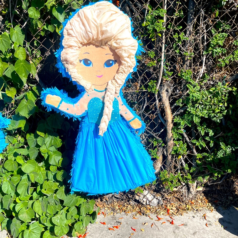Frozen piñata
